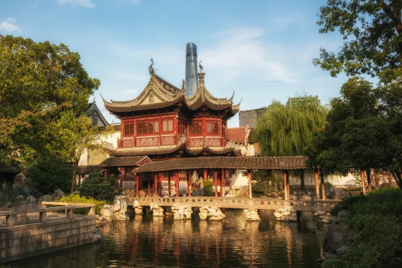 Klassisk kinesisk trädgård och historisk arkitektur i Shanghai.