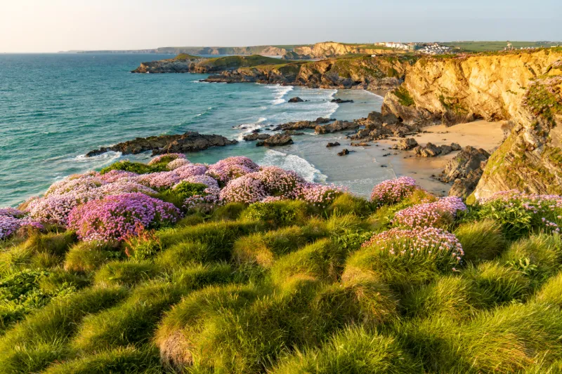 Dramatiskt kustlandskap i Cornwall, England.