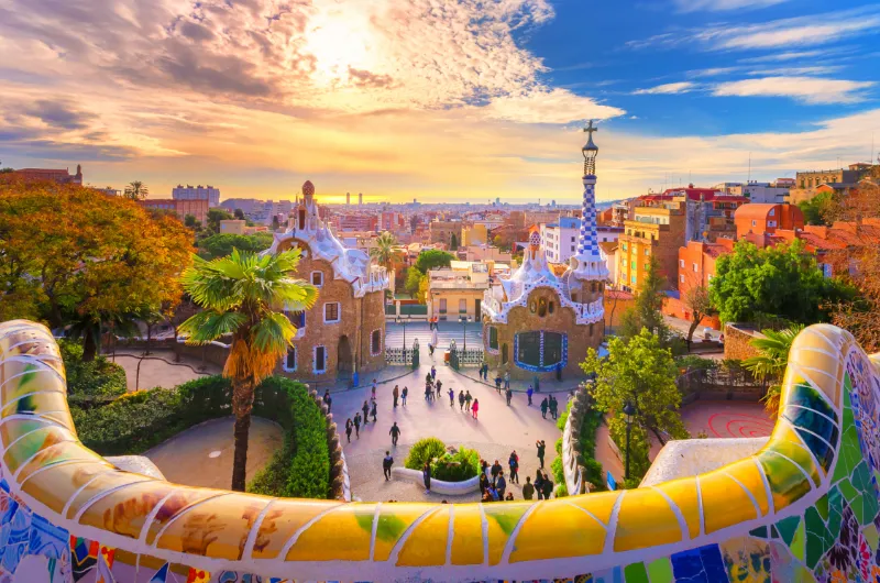 Utsikt over Park Güell i Barcelona ved solnedgang.