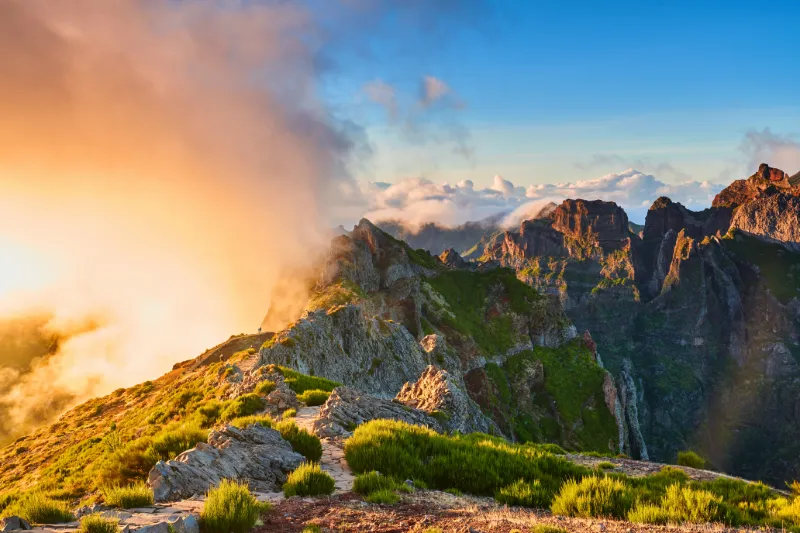 Dramatisk fjellandskap på Madeira ved solnedgang.
