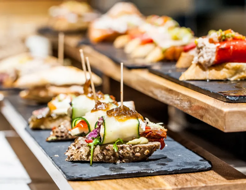 Baskiska pintxos på restaurang i Baskien