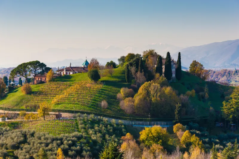 Landskap i Veneto med vinodlingar, kullar och historiska byggnader