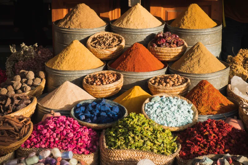Färgglada indiska kryddor och traditionella råvaror på marknad i Indien.