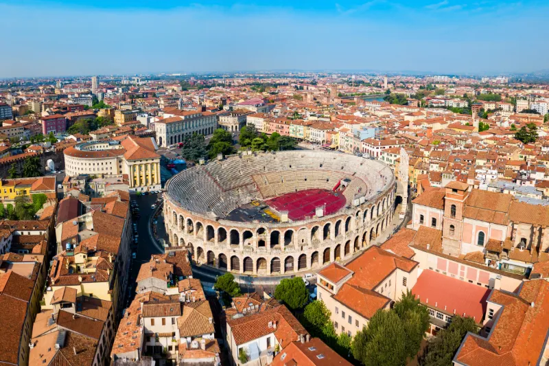 Arena di Verona och Veronas historiska stadskärna från ovan