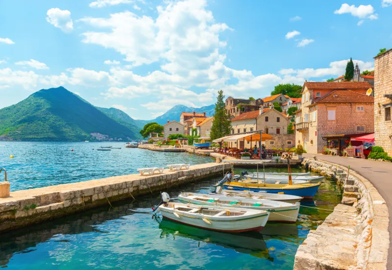 liten hamnstad med båtar i Montenegro
