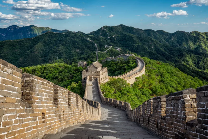 Den kinesiska muren som slingrar sig genom bergslandskapet utanför Peking.