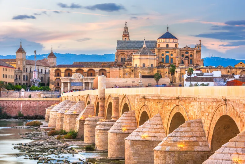 Romerska bron och Mezquita i Cordoba vid solnedgång