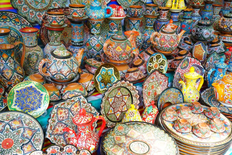 Färgstark traditionell keramik på en basar i Centralasien.