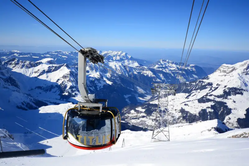 Linbana över snötäckta berg i de schweiziska Alperna.