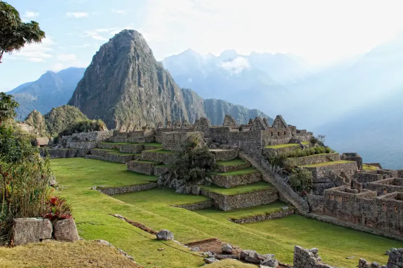 Machu Picchu med inkafolkets ruiner och omgivande berg.