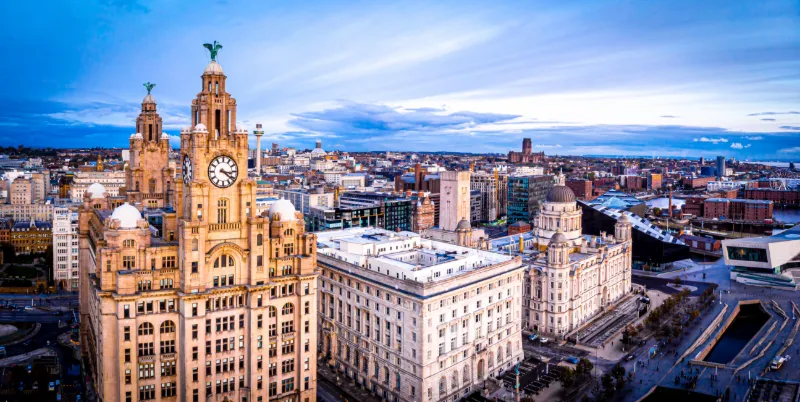 Liverpool med Royal Liver Building och stadssilhuett.