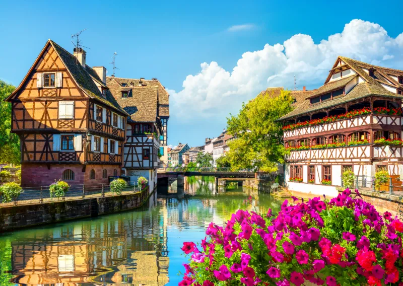 Korsvirkeshus vid en älv i Strasbourg