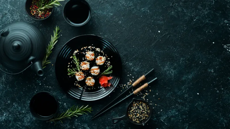Sushi servert på et elegant japansk bord.
