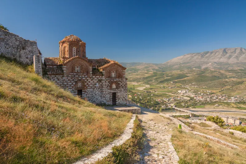Naturlandskap och byggnad i Balkan