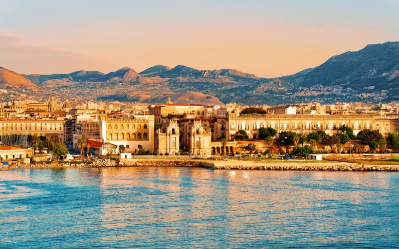 Palermo på Sicilien med kustlinje, hamn och historisk stad