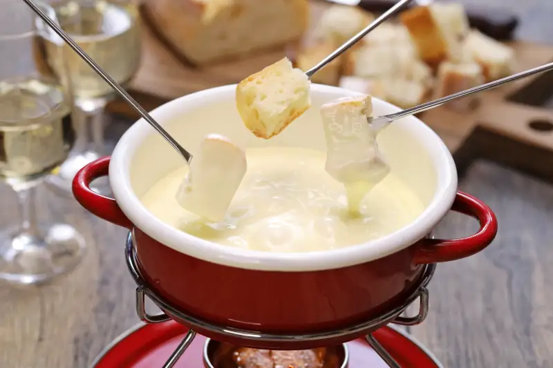 Schweizisk ostfondue med bröd.