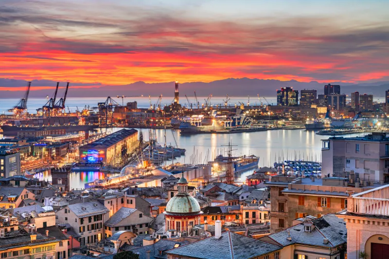 Genua i Ligurien med hamnområde och stadsvy i solnedgång