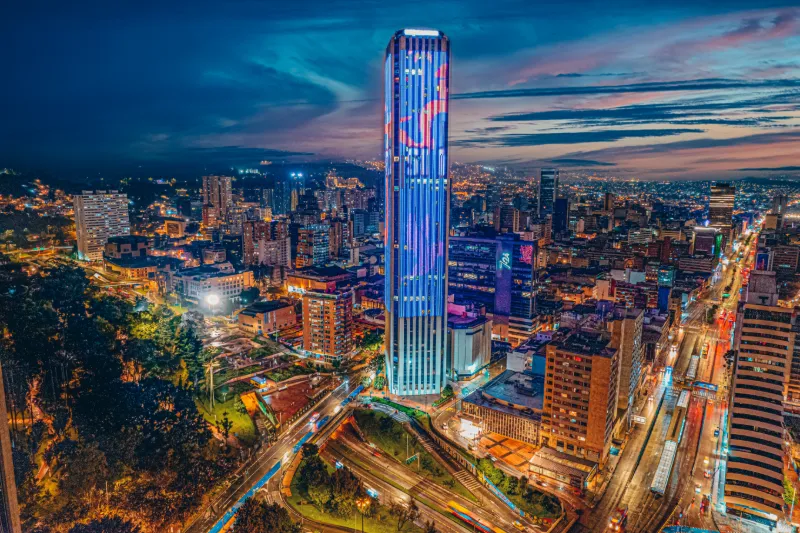 Bogotá i Colombia på kvällen.