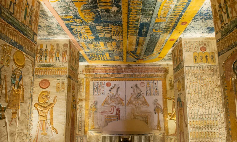 Dekorerad gravkammare med forntida egyptiska väggmålningar.
