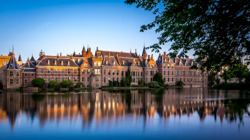 Binnenhof i Haag vid vattnet.