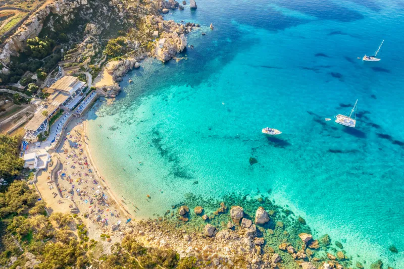 Krystallklart vann og vakre kystlandskap på Malta.