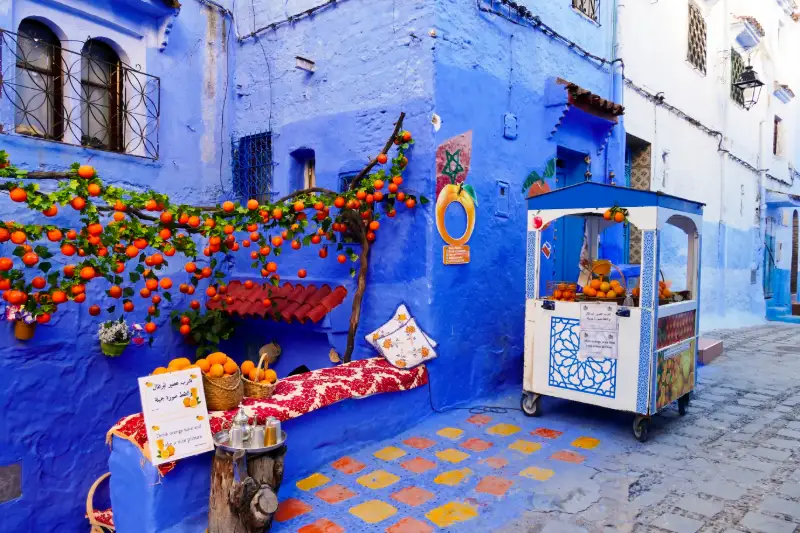 1. Blåmålade hus och apelsinstånd i Chefchaouen.