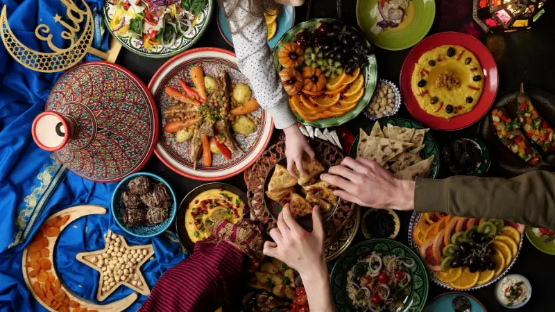 Marockanska maträtter och tagine serverade på ett bord.