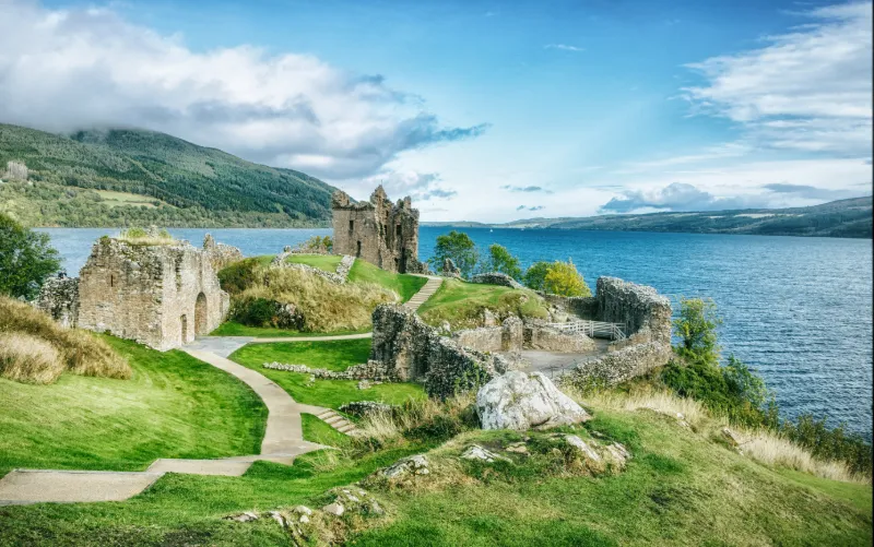 Slottsruin vid Loch Ness i Skottlands högländer.