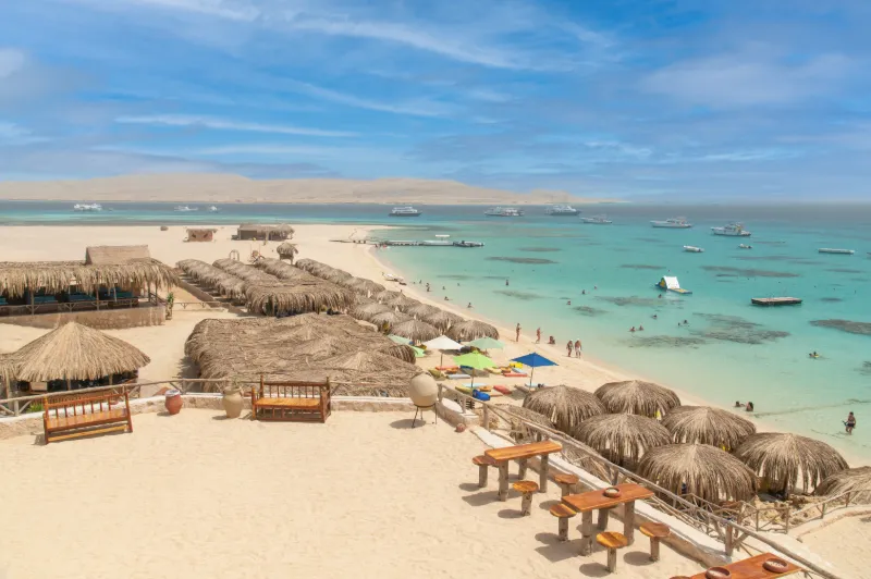 Sandstrand och turkost hav i Hurghada.