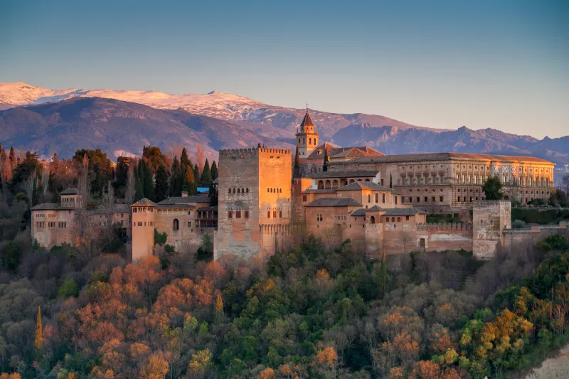 Alhambra i Granada med Sierra Nevada i bakgrunden