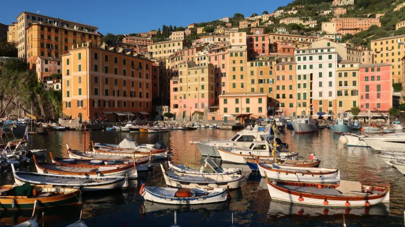 Camogli i Ligurien med färgglada hus och fiskebåtar i hamnen