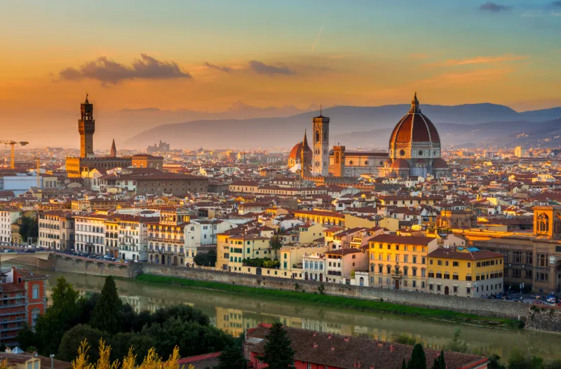 Panoramautsikt över Florens med katedralen Santa Maria del Fiore och floden Arno i kvällsljus.