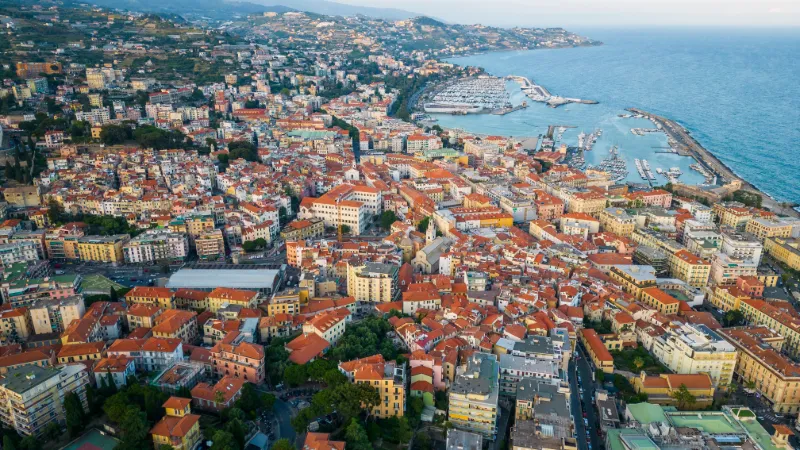 Flygfoto över italienska rivieran med kuststad och hamn