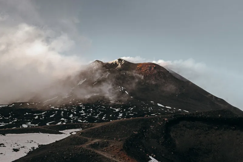 Vulkanen Etna på Sicilien med lavalandskap och vulkankrater