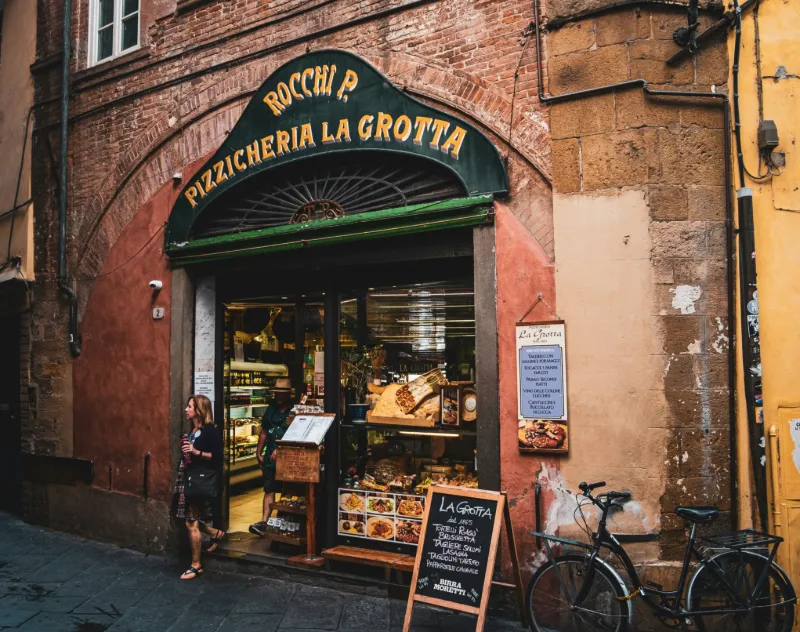 Traditionell restaurang och kullerstensgata i Sienas historiska stadskärna i Toscana.