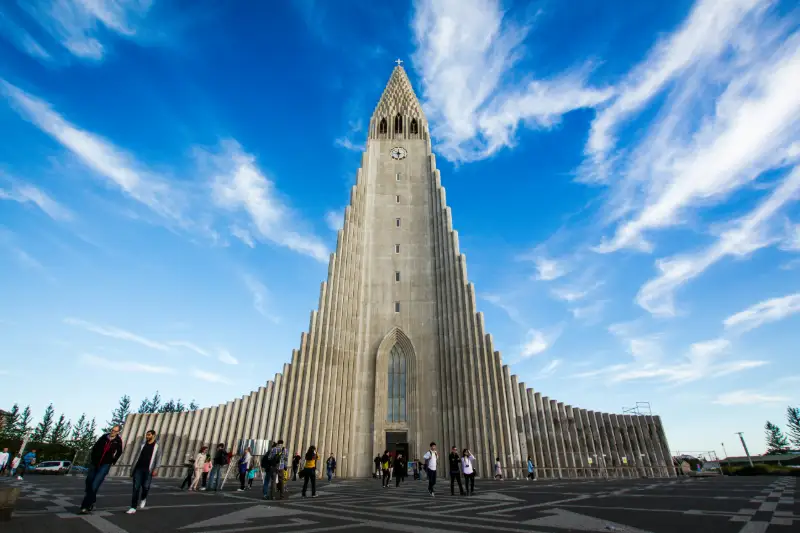 Hallgrímskirkja i Reykjavik mot blå himmel.
