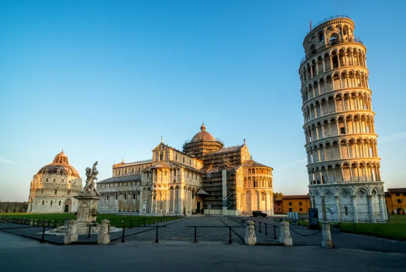 Det lutande tornet i Pisa tillsammans med katedralen och dopkapellet på Piazza dei Miracoli.