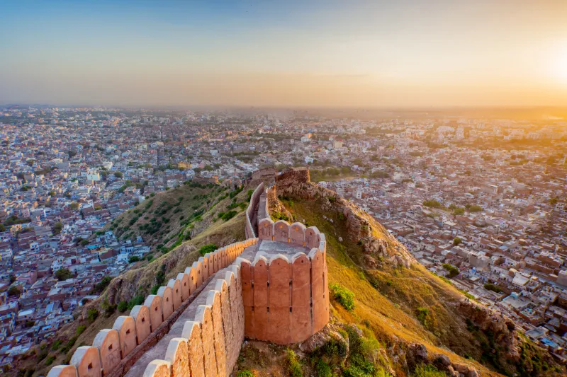 Panoramautsikt över Jaipur och historiska stadsmurar i Rajasthan, Indien.