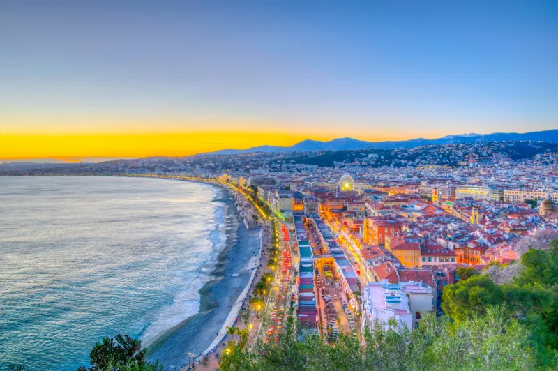 Strandpromenaden i Nice vid solnedgång