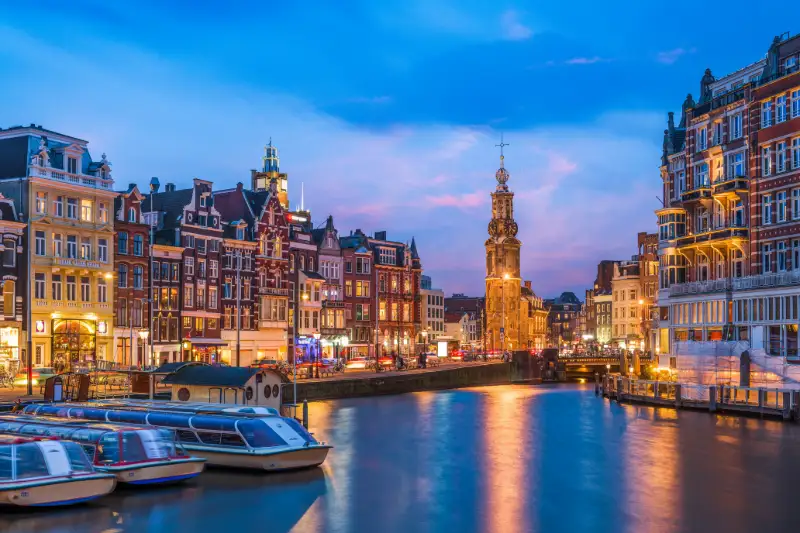 Amsterdams kanaler och historiska hus i skymningen.
