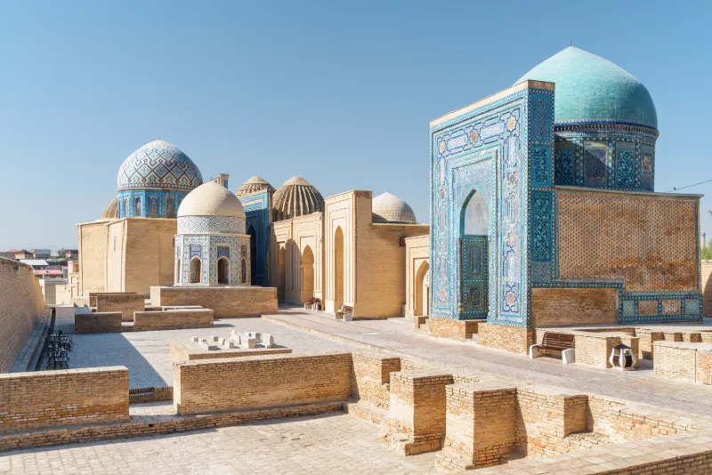 Historiska byggnader med blå kupoler och mosaiker i Samarkand, Uzbekistan.