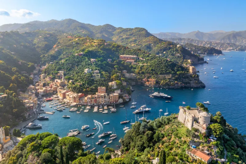 Portofino i Ligurien med exklusiv hamn, båtar och grönskande kust
