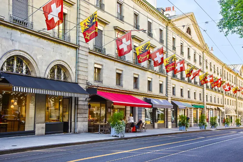 1. Gata i Schweiz med schweiziska flaggor.