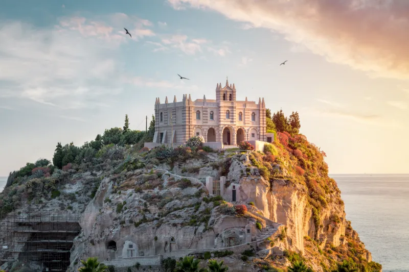 Santuario di Santa Maria dell’Isola på klippan i Tropea, Kalabrien.