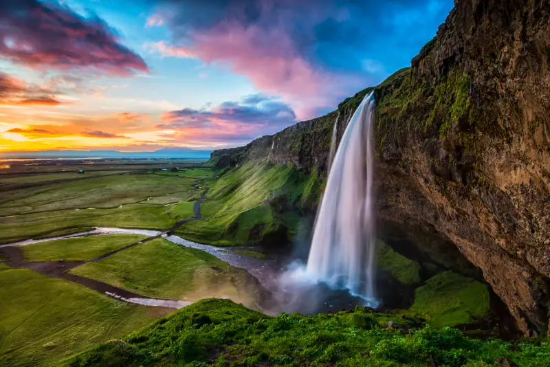 Vattenfallet Seljalandsfoss på Island i solnedgången.