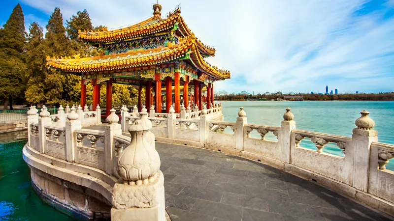 Traditionell kinesisk paviljong vid sjön i Peking, Kina.