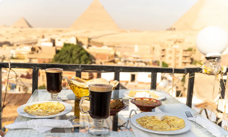 Frukostservering på en takterrass med utsikt över pyramiderna i Giza
