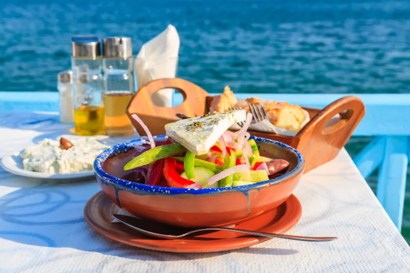 Traditionell grekisk sallad serverad på en restaurang vid havet