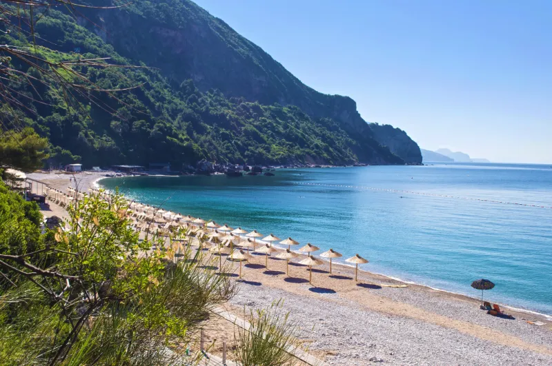 Montenegro där bergen möter hav.