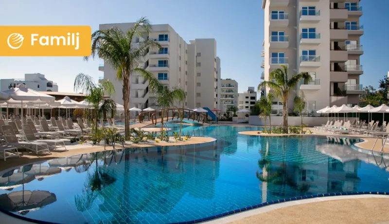 Familj med två barn springer glada vid poolområdet på ett soligt hotell med badring och semesterkänsla.